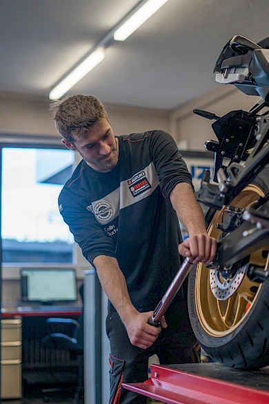 Erfolgreicher Lehrabschluss von Colin Bucher als Motorradmechaniker EFZ